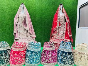 Farshi Sharara Double Dupatta Ropa de boda y desgaste del festival Trabajo de bordado pesado Sharara Traje para mujer - Product Image 6