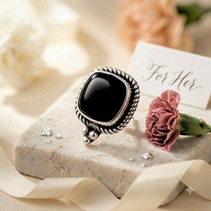 Boucles d'oreilles en argent sterling et onyx noir, clous d'oreilles faits main en forme de coussin, bijoux minimalistes en pierres précieuses - Product Image 6