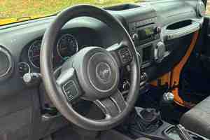 2024 Sport 4x4 Volante a la Izquierda Asientos de Cuero Sin Reserva 1 Propietario Transmisión Manual de 6 Velocidades Acabado Transparente Mayormente sin Modificaciones - Product Image 3