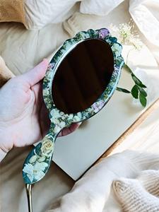 Miroir à main en résine avec finition lisse et brillante, parfait pour un usage quotidien, le maquillage ou des fins décoratives, ajoutant une touche élégante - Product Image 4