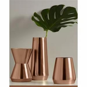 Ensemble de vases à fleurs décoratifs en cuivre métallique pour table à manger, console d'entrée ou table basse, accents modernes pour la maison - Product Image 4