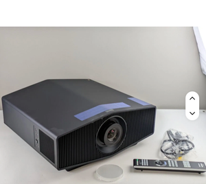 Proyector de Cine en Casa Inteligente 4K UHD con Tecnología Láser, 2000-2500 Lúmenes, Sonido Estéreo, Pantalla Grande - Product Image 1