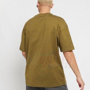 Camiseta de hombro caído de algodón 100% para hombre de estilo urbano Ajuste relajado con opción de dobladillo con abertura lateral para uso diario - Product Image 3