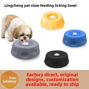 Bol à lécher pour chien et chat en silicone à alimentation lente avec base antidérapante et balle interactive amusante, portable pour une utilisation en extérieur - Product Image 1