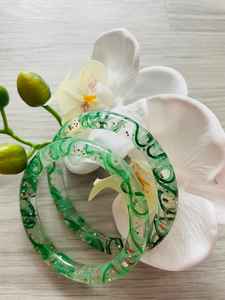 Alta demanda, diseño personalizado, brazalete de resina para mujer, modelo hecho a mano, patrón pulido para vacaciones y bodas, uso a la moda - Product Image 4