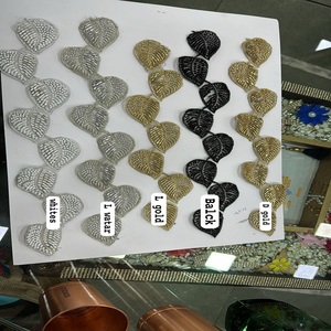 Lacets faits à la main brodés à motif de feuille perlée sur mesure pouvant être utilisés comme bordures sur les vêtements - Product Image 1