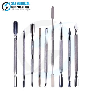 Ensemble de 9 cuticules de style vintage Design classique en acier inoxydable avec manche en bois pour les manucures traditionnelles - Product Image 1