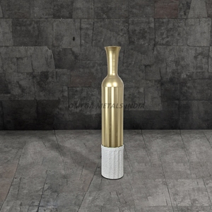 Jarrón de metal de lujo en elegante color dorado con una elegante forma alta y una base texturizada única, perfecto para la decoración moderna del hogar - Product Image 1