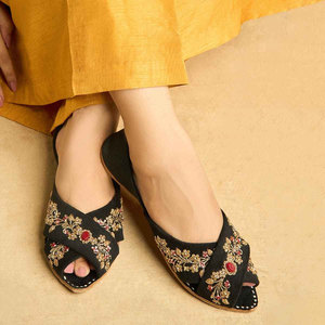 Khussa de Terciopelo para Mujer Fabricada en Pakistán, Hecha a Medida, de Alta Calidad, Estampada, Antideslizante, con Entresuela Antideslizante, a la Moda - Product Image 1