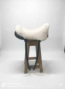 Silla de Montar Inglesa BLUHORSE con Cuero Sintético, Armazón de Fibra, Herrajes Niquelados, Diseño Duradero - Product Image 5