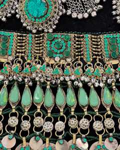 Elegante Conjunto de Mujer Afgana en Acero Inoxidable, Elementos Coloridos Hechos a Mano para Looks de Novia, Ropa Festiva y Eventos Culturales - Product Image 4