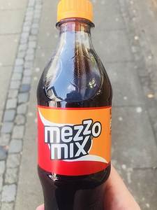 Mezzo Mix Bebidas carbonatadas con sabor 0.5L Botellas de PET en latas de sabor afrutado y refrescos a granel - Product Image 5