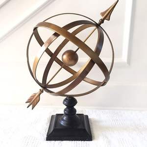 Esfera armilar Náutica de latón de intrincado diseño con anillos giratorios y soporte decorativo para interiores temáticos globales - Product Image 1