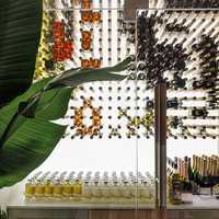Comptoir de café professionnel avec panneau en bois de noyer, plateau noir mat et station d'équipement pour café commercial