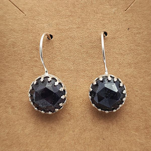 ต่างหูห้อยดีไซน์เนอร์เงินแท้ 925 ประดับไพลินดิบธรรมชาติทรงกลม 12 มม. น้ำหนัก 6.64 กรัม งานแฮนด์เมด เครื่องประดับชั้นดีสำหรับเด็กผู้หญิงทุกศาสนา - Product Image 5