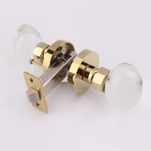 ลูกบิดประตูกระจกตัดเพชรมีสไตล์พร้อมฐานสีทองเหมาะสำหรับประตูไม้ในบ้านและอพาร์ตเมนต์ร่วมสมัยจากอินเดีย - Product Image 2