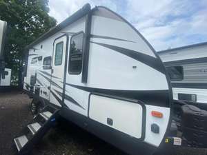 Autocaravana D-u-t-c-h-m-e-n RV C-o-l-e-m-a-n L-i-g-h-t 1805RB usada del 2020, lista para vender. - Product Image 2