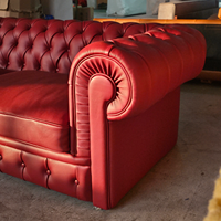 Rotes PU-Leder Chesterfield Sofa 3-Sitzer Gepolstertes Sofa mit Rollarmlehnen für Hotel Lounge Bar Club Möbelset
