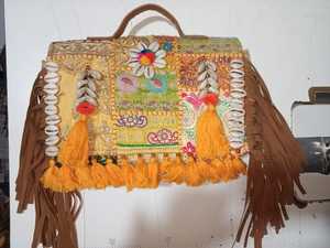 Embragues de tela de estilo tribal bordados hechos a medida con borlas ideales para tiendas de accesorios de moda para reventa - Product Image 4