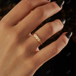 Diamant de laboratoire élégant taillé en baguette 0.25CTW plaqué or jaune serti de griffes empilable Design géométrique mariage minimaliste - Product Image 4