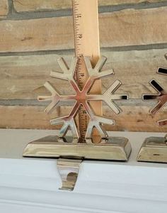 Par de soportes para medias estilo ciervo en metal con acabado natural perfecto para decoración navideña y accesorios de Adorno - Product Image 6