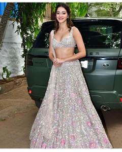 Ananya Panday Luce Impresionante con un Lehenga Floral con Incrustaciones de Piedras y una Blusa con un Diseño de Espalda Único - Product Image 2