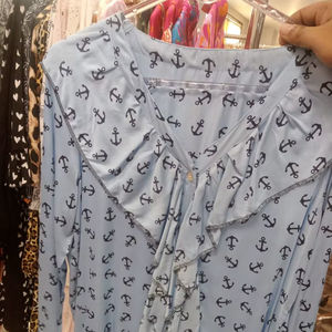 Blusa con estampado de ancla de estilo náutico, tops de verano informales de tejido suave, camisa de manga larga con cuello en V y volantes, blusa de moda de vacaciones con botones - Product Image 1