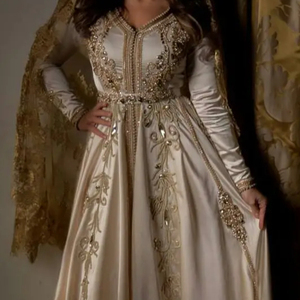 NEW--DESIGNER BRODERIE SUR SUPERBE ROBE CAFTAN ornée de PERLES DE VERRE CRISTAL, PIERRE, TRAVAIL DABKA @ 2023 - Product Image 1