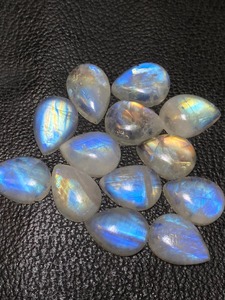 Venta al por mayor maravilloso azul fuego Arco Iris piedra lunar forma de pera cabujón pulido a mano calibrado piedra preciosa Color blanco Natural - Product Image 3