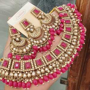 Collar chapado en oro de calidad superior con hermosos pendientes y Maang Tikka para mujeres, perfecto para bodas, ocasiones festivas - Product Image 2