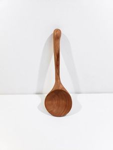 Cuillère en bois naturel fabriquée à la main avec un aspect rustique, manche long, ustensile de cuisine parfait pour la cuisine à domicile et les chefs professionnels - Product Image 2