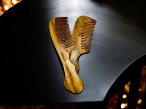 Peigne en bois massif artisanal de qualité supérieure avec des dents fines et larges pour les cheveux épais bouclés et lisses Disponible à la vente - Product Image 3