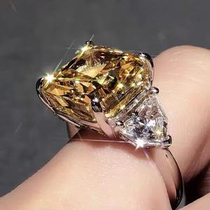 Elegante Anillo de Compromiso de Oro Blanco de 14K con Tres Piedras de Moissanita Amarilla de 5ct para Mujer, Corte Princesa Trillón Atemporal - Product Image 2