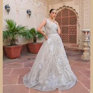 ชุดงานหมั้นสีงาช้างออกแบบโดยดีไซเนอร์สำหรับเจ้าสาวชุดเพื่อนเจ้าสาวปักด้วยมือเย็บปะติดและปักเลื่อมจำนวนมากจากอินเดีย - Product Image 1