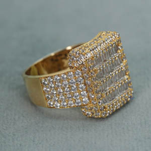 Incroyable bague hip hop pour homme en or jaune 14 kt cultivé en laboratoire avec des diamants ronds et taille baguette dans un design exclusif avec une clarté vvs - Product Image 3