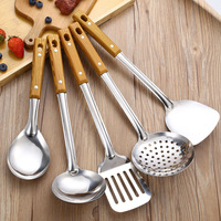 Service OEM Ensemble de cuillères à soupe en acier inoxydable anti-brûlure Pelle épaissie Manche en grain de bois Outils de cuisine ménagers en silicone