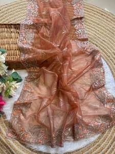 Saree traditionnel en soie douce de créateur indien avec un beau travail de broderie pour les mariages et les fêtes - Product Image 4