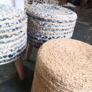 Pouf mobile moderne en jute et coton noir avec base en bois, design tressé pour les mariages, décoration de salon - Product Image 1