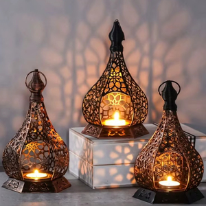 Lanterne décorative en métal gravé floral antique en laiton conçue pour les fêtes de décoration de jardin extérieur et les cérémonies religieuses - Product Image 1