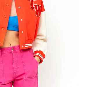 Veste courte de style universitaire pour femme, confort premium, conçue pour un usage quotidien, avec intérieur en coton chaud et silhouette sportive élégante - Product Image 5