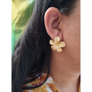 ต่างหูเม็ดเดี่ยวลายดอกไม้โทนสีทองทำมือสำหรับผู้หญิงเครื่องประดับดีไซน์เนอร์ที่มีน้ำหนักเบาสำหรับสวมใส่ประจำวันของขวัญงานปาร์ตี้และลุคตามเทศกาล - Product Image 2