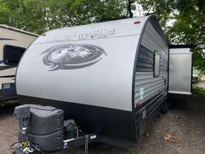 Autocaravana usada F-o-r-e-s-t R-i-v-e-r RV Cherokee G-r-e-y W-o-l-f 23MK del 2021, lista para vender. - Product Image 2