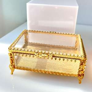 Boîte à bijoux en verre de qualité supérieure avec cadre en métal poli doré, parfaite pour ranger bagues, colliers et accessoires fins - Product Image 3