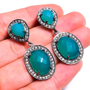 Pendientes Largos de Ónice Verde, Gema Natural Ovalada con Halo de Circonitas, Plata Oxidada - Product Image 3