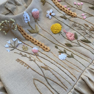 Vestido de lino suave bordado a mano para niñas, estilo informal para el primer cumpleaños de niños pequeños, OEM hecho en Vietnam - Product Image 2