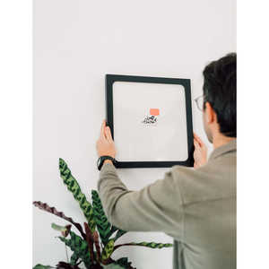 Marco de Fotos Premium para Portadas de Discos de Vinilo LP, 32 x 32 cm, Cuadrado, Madera MDF con Marco de Aluminio para Decoración del Hogar y Publicidad - Product Image 4