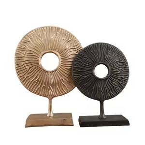 Sculpture métallique ronde moderne pour une décoration intérieure élégante avec une forme contemporaine audacieuse et une présence d'accentuation intérieure élégante - Product Image 1