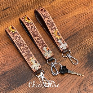 Fabricante de llaveros con diseño de girasol para coche, concho de Metal de cuero genuino de lujo personalizado con anillo en D con hebilla para Unisex - Product Image 1