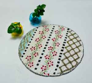 Napperon perlé Chargeur rond fait à la main pour salle à manger de luxe et décor de vacances Pièce unique perlé à la main, napperon, pendaison de crémaillère - Product Image 1