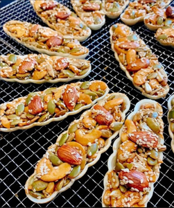 Dulce y crujiente pastel de barco aperitivo vietnamita hecho a mano perfecto para el disfrute diario - Product Image 4